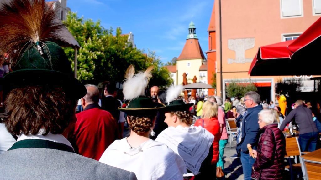 Folks dressed in traditional Bavarian clothing in the Stadt Weiden in der Oberpfalz Marktplatz