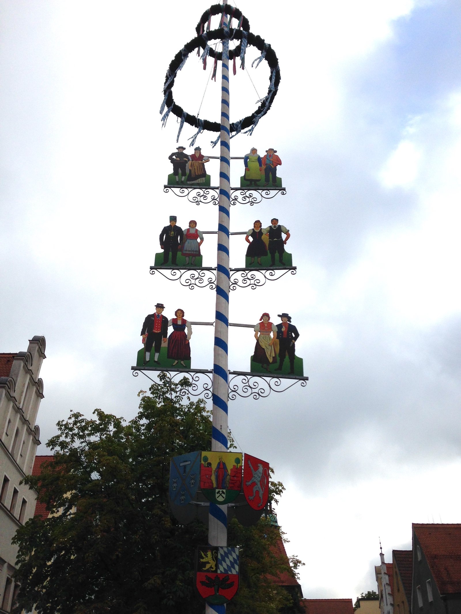 The Zunftbaum can be decorated as a Maibaum, and displays other decorations such as placards to represent the city's trade groups