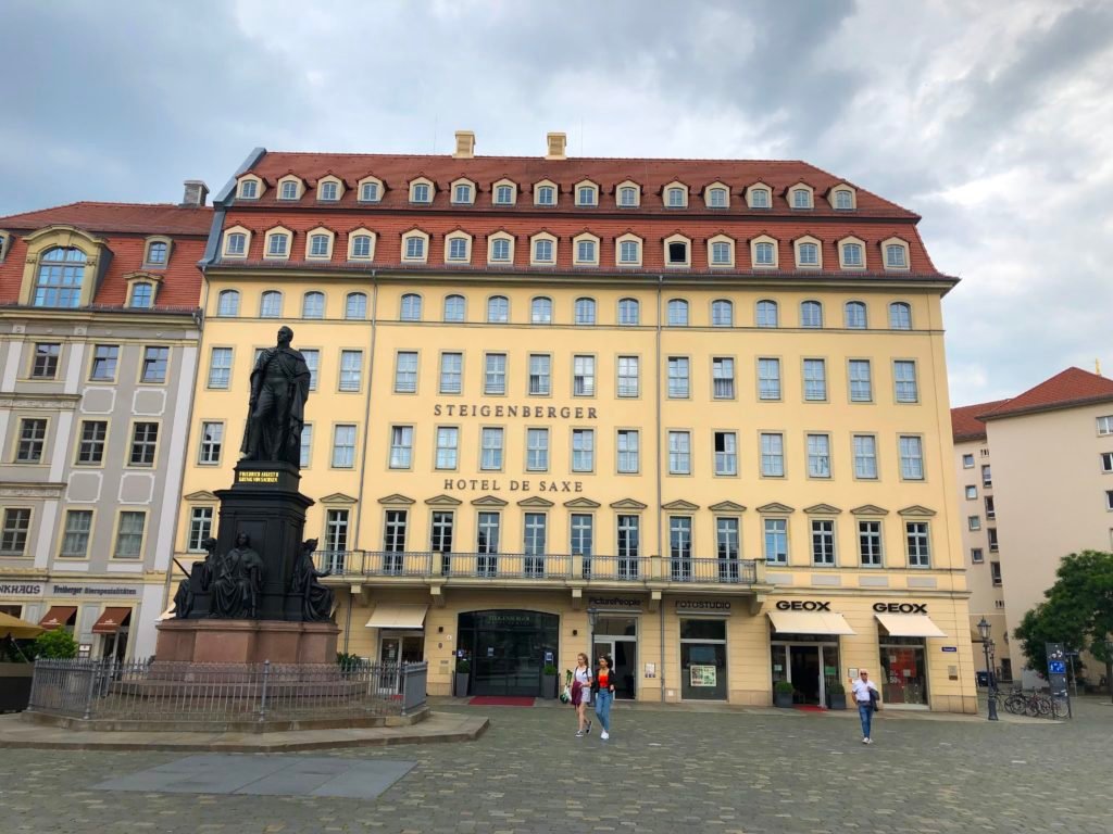 Front view of Steigenberger hotel de saxe in dresden